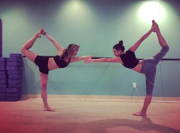 Toutes fans de yoga, version sexy - Lea Michele adore faire ça en duo