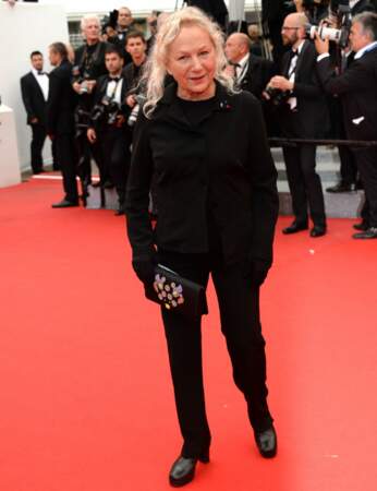 La styliste et réalisatrice Agnès b a même prévu les gants (il fait si froid que ça à Cannes ?)