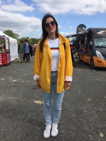 Marvellous Island Festival 2016: Pauline en t-shirt arc-en-ciel, ciré et lunettes Tilt vintage chez Citadium