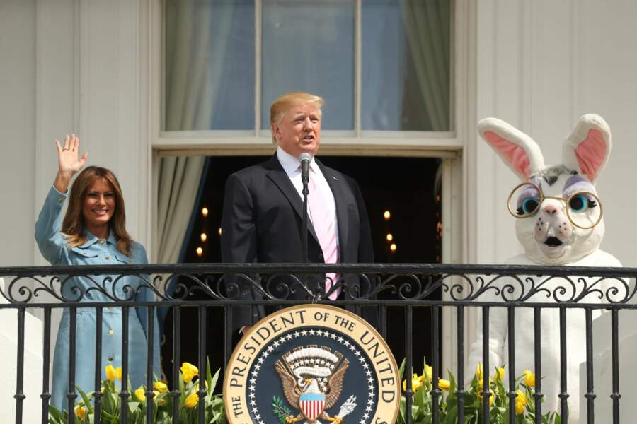 Melania et Donald Trump accompagnés du drôle de lapin de Pâques