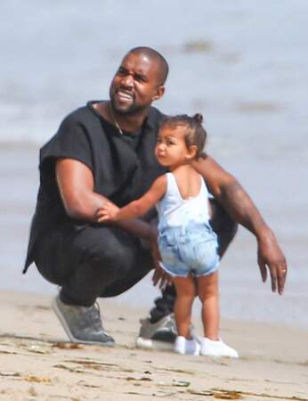 Kanye West et North West regardent dans la même direction