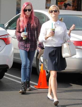 Reese Witherspoon voit les tifs en rose (avec sa fille Ava Phillippe)