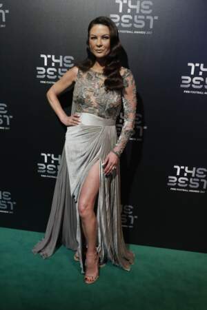 Catherine Zeta-Jones métamorphosée aux Best FIFA Awards