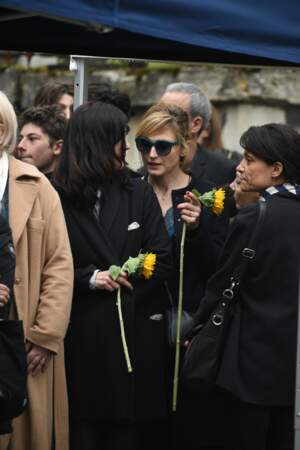 Julie Gayet aux obsèques de Jacques Higelin, au cimetière du Père-Lachaise, le 12 avril 2018
