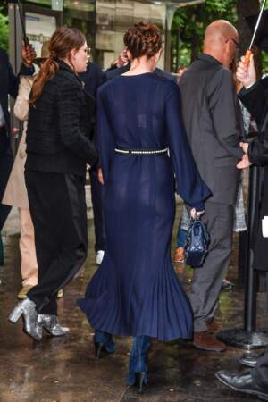 Défilé Croisière Chanel : Charlotte Casiraghi dans une robe bleue, complètement transparente