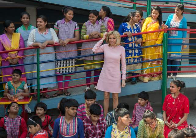 En Inde, Brigitte Macron est allée à la rencontre de jeunes enfants dans un orphelinat à New Delhi