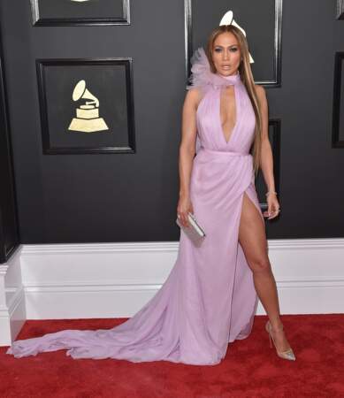 Jennifer Lopez : pourquoi cacher de telles jambes dans un pantalon ?