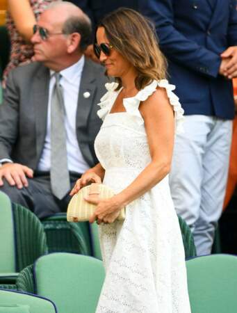 Pippa Middleton, enceinte et souriante, dévoile son baby bump à Wimbledon 