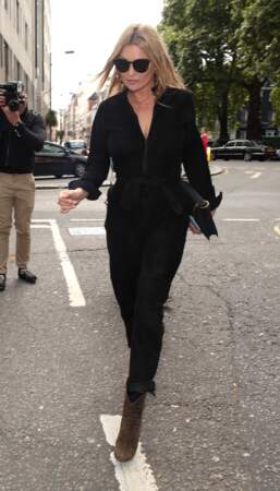 15 pièces qui font de Kate Moss une icône mode : la combi-pantalon