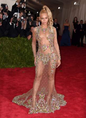 Ces robes qui ne cachent VRAIMENT rien, les tenues de soirée les plus osées des stars : Beyoncé