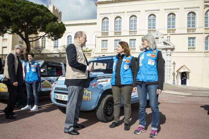Albert de Monaco donne le départ du rallye des E-Gazelles