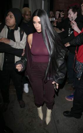 Kim Kardashian a changé de chaussures et de blouson pour la soirée, mais elle a gardé les joyaux