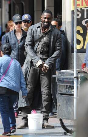 Même en costume pour le tournage du film The dark tower, Idris Elba est à croquer !