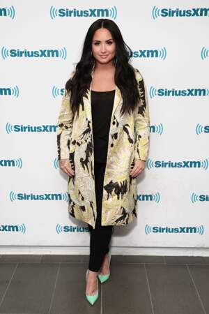 Do : Demi Lovato très chic dans un total look noir et un manteau à motif 