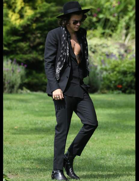 Harry Styles n'a pas abandonné son style de rockeur, avec sa chemise très largement ouverte sur son ventre tatoué