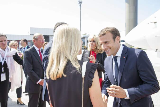 Le président Emmanuel Macron salue la première dame autrichienne, Eveline Steinberger-Kern