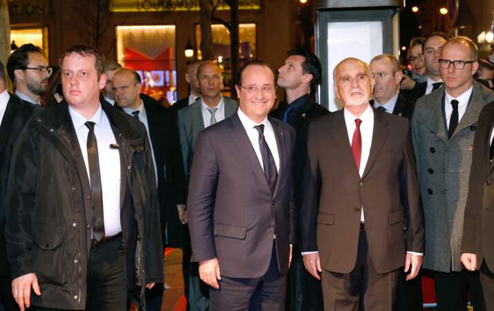 François Hollande arrive au cinéma UGC Normandie avec Jean-Louis Livi, le producteur du film