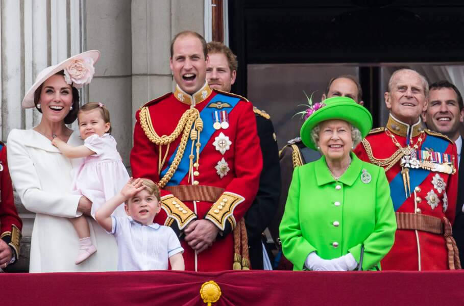 90 ans d'Elizabeth II : au début, George était très sage, coincé entre ses parents, la reine et les royaux