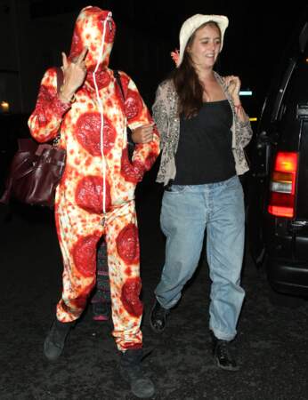 Comme elle n'en mange pas beaucoup, Cara Delevingne s'habille en pizza