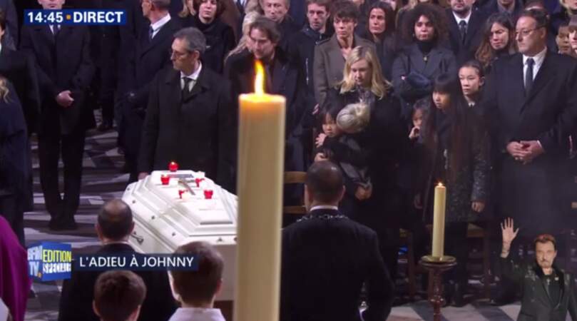 Hommage à Johnny Hallyday : Laeticia réconforte sa fille Joy