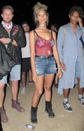 Festival Coachella : la chanteuse Leona Lewis dévoile son soutien-gorge sous son débardeur rose transparent