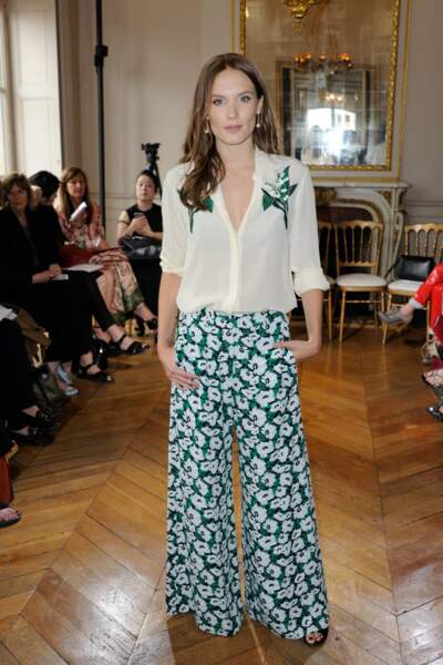 Ana Girardot en pantalon palazzo fleuri et blouse légère : une vraie bouffée d'air frais