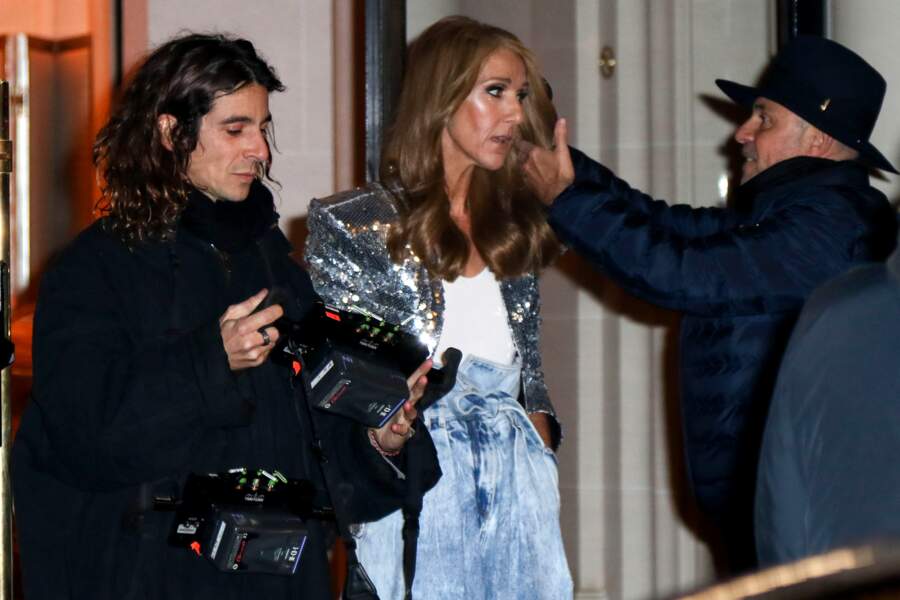 Céline Dion est concentrée et fidèle à son professionnalisme pendant le tournage au Plaza Athénée à Paris
