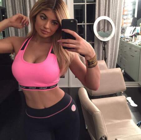 Kylie Jenner sexy en total look sportif