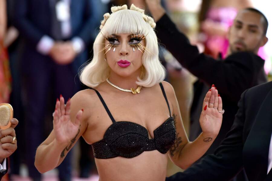 Lady Gaga finit en lingerie sur le tapis rouge après un strip-tease
