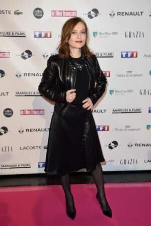 Isabelle Huppert le 02/02/17 aux Trophées Du Film Francais : veste en cuir sur petite robe noire, classique