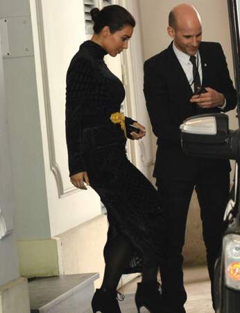 Kim de retour à Paris, dans une robe noire assez flatteuse pour sa silhouette