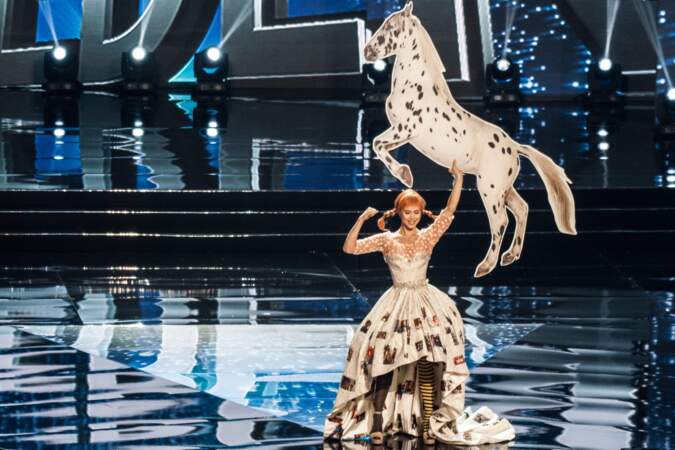 Miss Univers 2016 : Défilé en costume national pour Miss Suède et son faux cheval. MAIS POURQUOI ?????????
