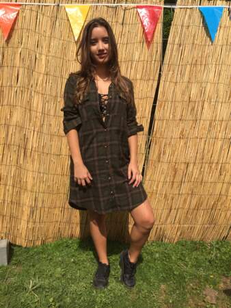 Marvellous Island Festival 2016: Leticia portait une brassière lacée sous sa robe chemise