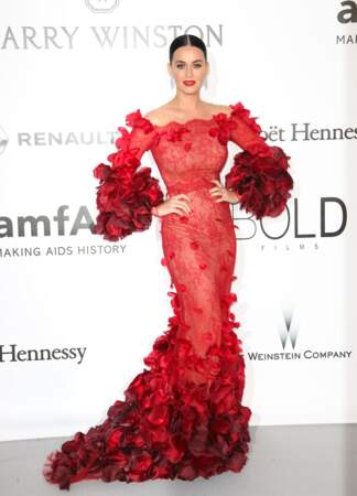 Les évolutions look des popstars : Katy Perry aujourd'hui, sculpturale en rouge incendiaire