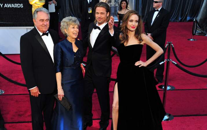 Brad Pitt et ses parents avec Angelina Jolie aux Oscars le 26 février 2012
