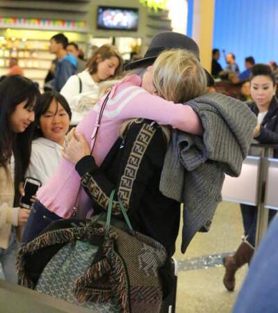 Laeticia Hallyday, Jade et Joy à l'aéroport de Los Angeles pour accueillir Françoise Thibault, le 3 février