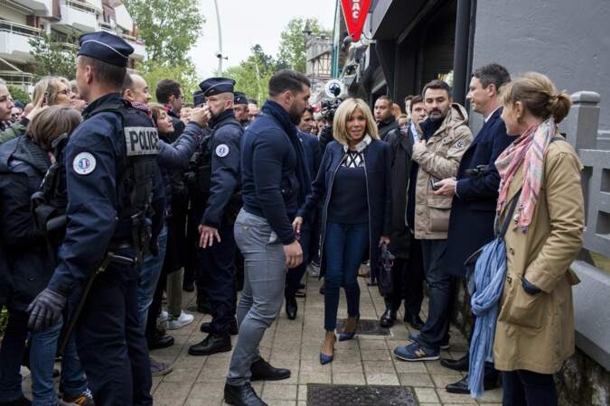 Emmanuel et Brigitte Macron votent au Touquet, le 7 mai 2017 pour le second tour de la présidentielle