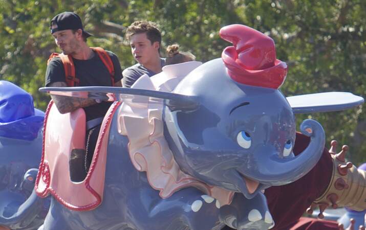 DIAPO Harper Beckham s’éclate à Disneyland avec ses parents et ses frères 