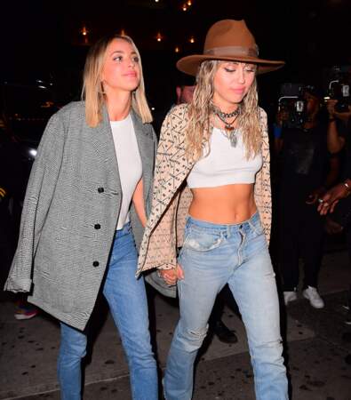  Miley Cyrus et Kaitlynn Carter arrivent ensemble aux MTV Vidéo Awards 
