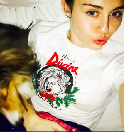 Miley Cyrus n'a pas oublié le tee-shirt au couleurs de Noël
