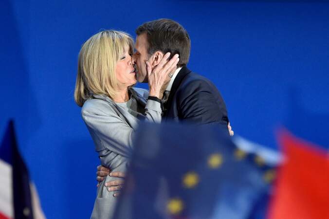 Emmanuel et Brigitte Macron ne cachent pas leur amour en public