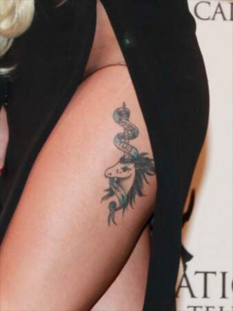 Lady Gaga et son tatouage à la cuisse : une licorne portant le titre de sa chanson « Born this way »
