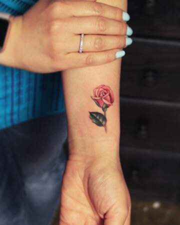 Tatouage poignet : rose en couleur par Joice Wang @joicewangtattoos