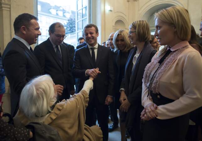 Emmanuel Macron accueilli par la fille de Pablo Picasso par un "Bonjour jeune homme, je suis la pire de la famille"