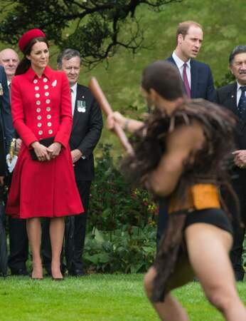 Kate, impressionnée par la danse des guerriers maoris