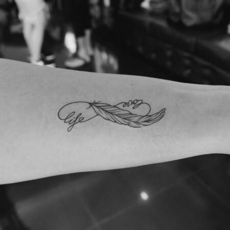 Tatouage poignet : signe infini et plume par @recycle.tattoo