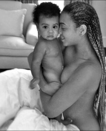 Beyoncé, nue, serre sa fille Blue dans ses bras