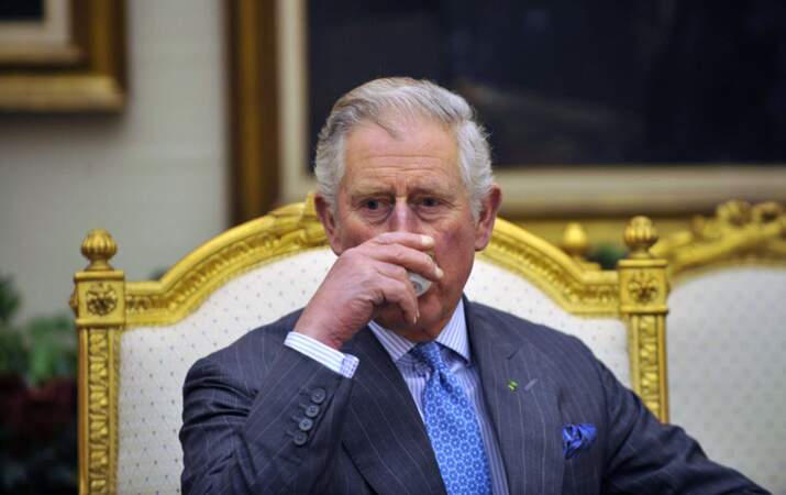 Le prince Charles boit un café