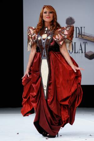 Défilé Salon du Chocolat 2016 : Julie Pietri et sa robe étonnante