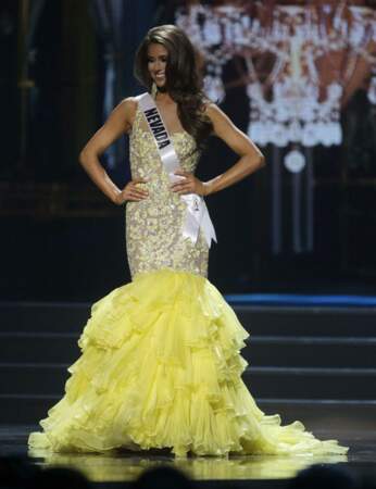 Miss Nevada se présente d'abord dans une longue robe jaune